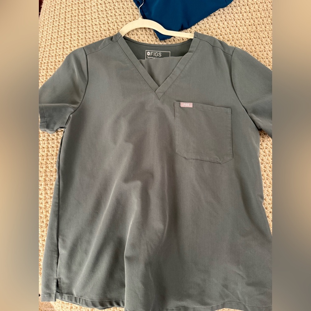FIGS V-Neck Short Sleeve Tee and bottoms - Dark Gray